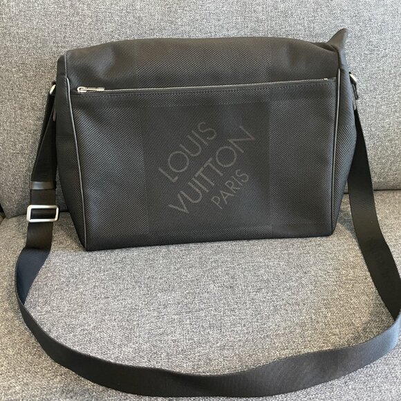 Louis Vuitton AUTHENTIC Black Terre Damier Geant Canvas Messenger Bag - Picture 2 of 3